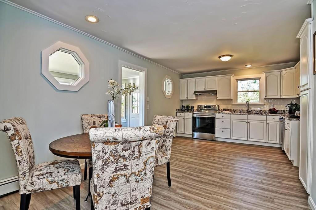 Charming Cottage Historic Falmouth Cape Cod Near Beach And Downtown 2Br 1Bath Deck מראה חיצוני תמונה