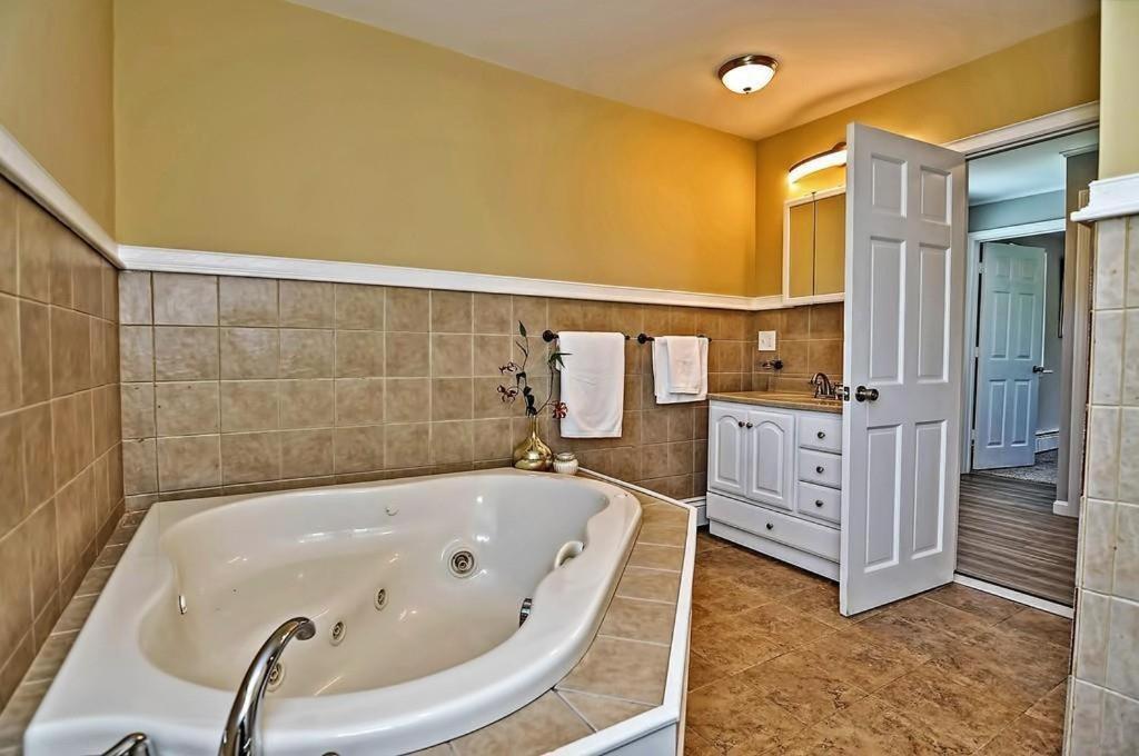 Charming Cottage Historic Falmouth Cape Cod Near Beach And Downtown 2Br 1Bath Deck מראה חיצוני תמונה